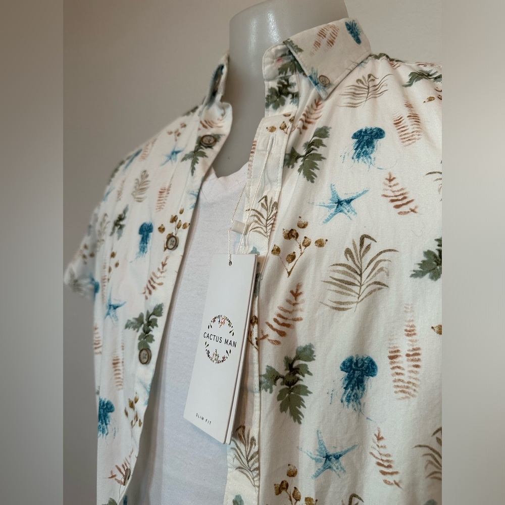 Men’s small short sleeve button down collared shirt starfish jellyfish print